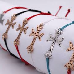 Croix Arménienne en Or jaune 18 carats montée sur bracelet cordon réglable
