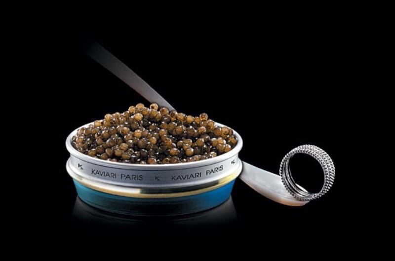 Idée originale de cadeau de Noël: Un bijou en or Mauboussin dans le caviar