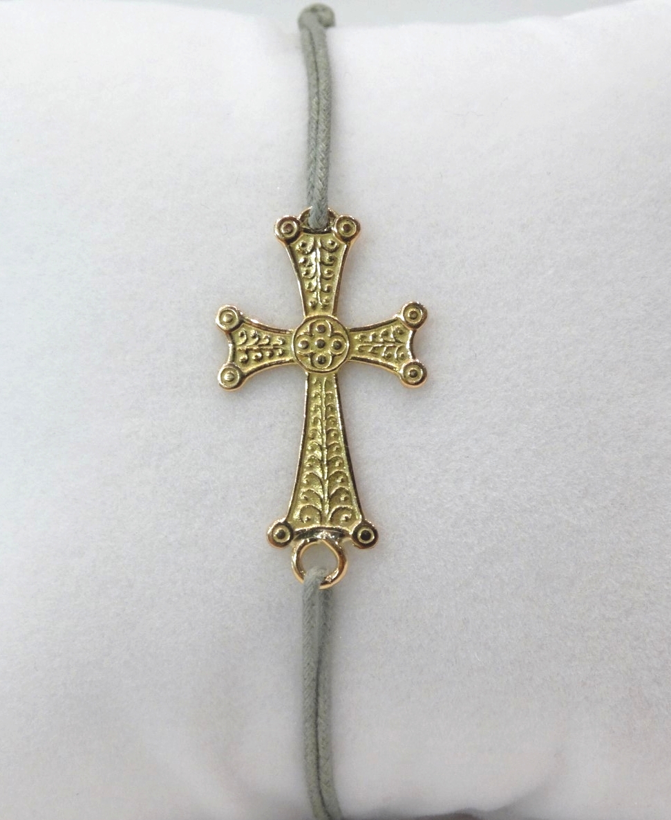 Croix arménienne en or sur bracelet cordon