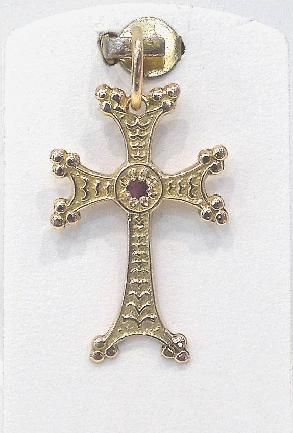croix en or 18 carats sertie d'un rubis 