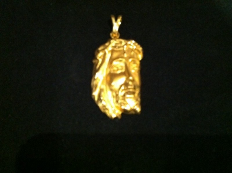 Pendentif en or jaune 18 carats avec un poids de 5.2 grammes. Prix 395 €. Ref : 340702