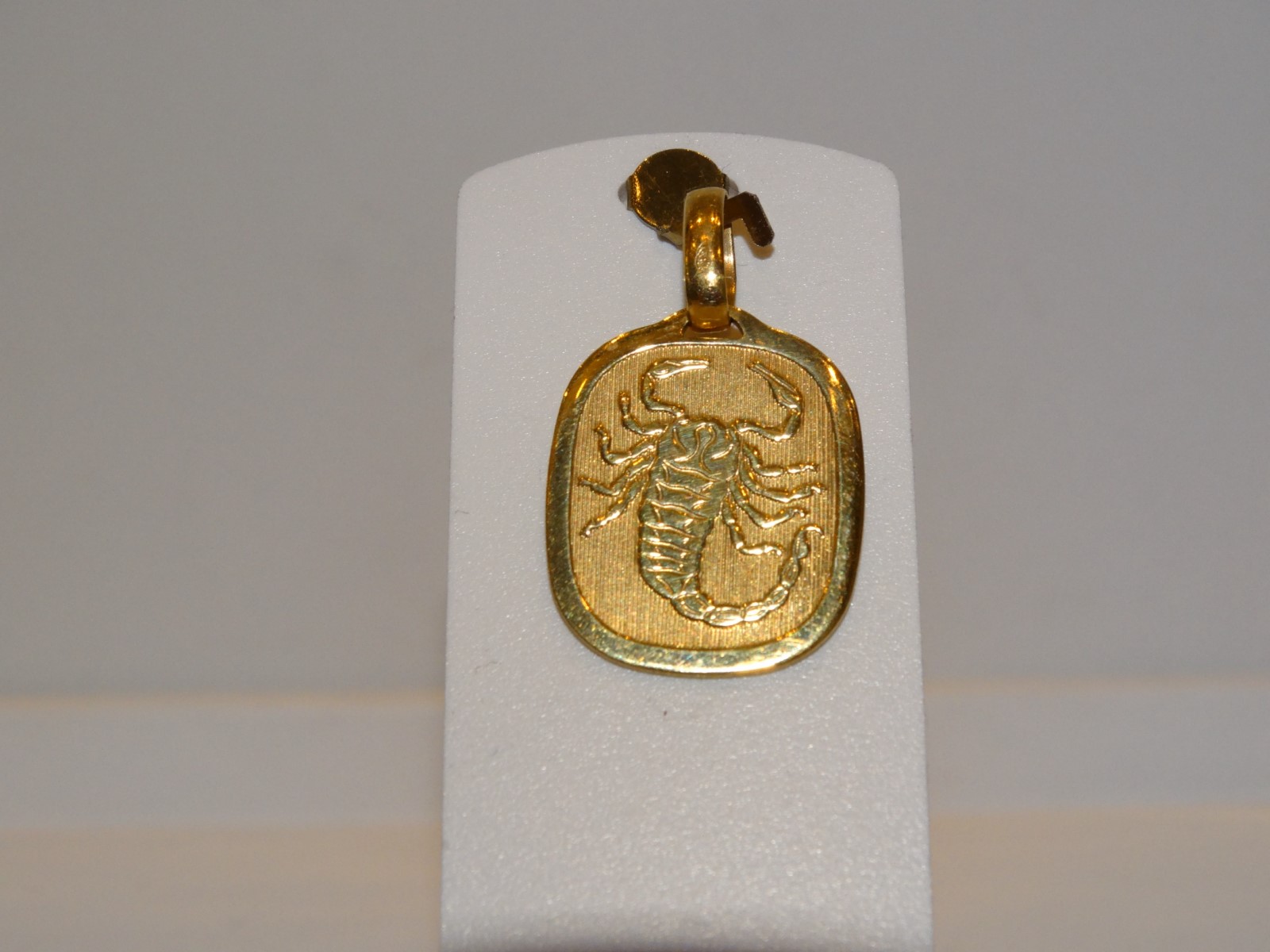Scorpion gravé sur plaque en or jaune 18 carats