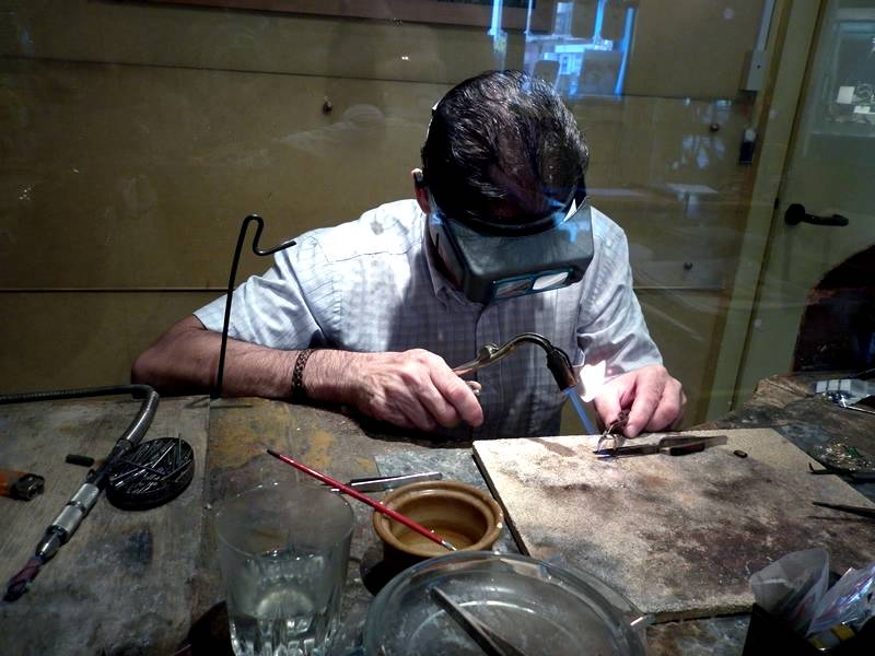 Réparations, fabrications, travail à façon, transformations, création de bijoux.