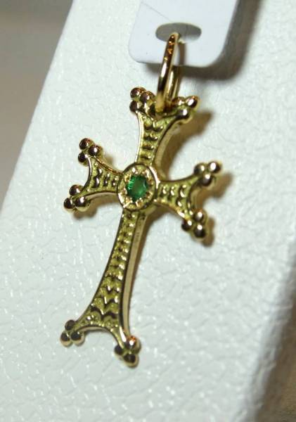 croix arméniennes en or 18 carats sertie d'une émeraude